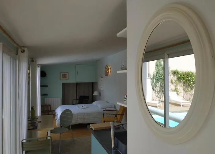 Chambre studio indépendante au calme vue sur piscine