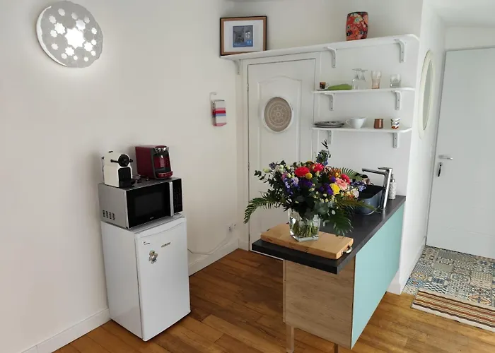 Chambre studio indépendante au calme vue sur piscine